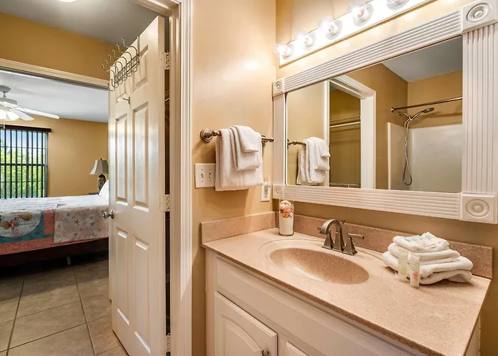 Snowbird-friendly With Ac Outdoor Pool Tennis & Hot Tub - Near The